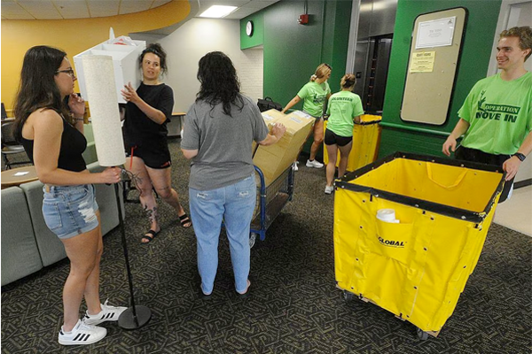 Students move in to dorms